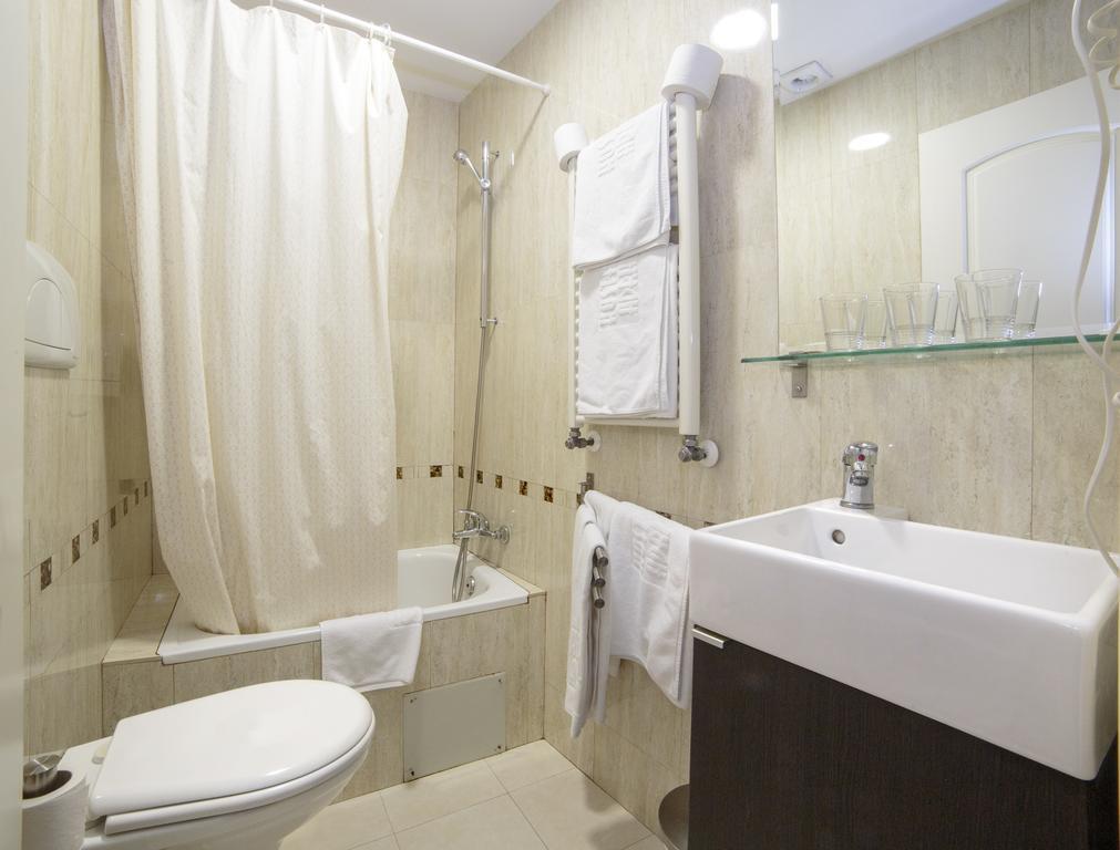 Hostal Adria Santa Ana Madrid Extérieur photo