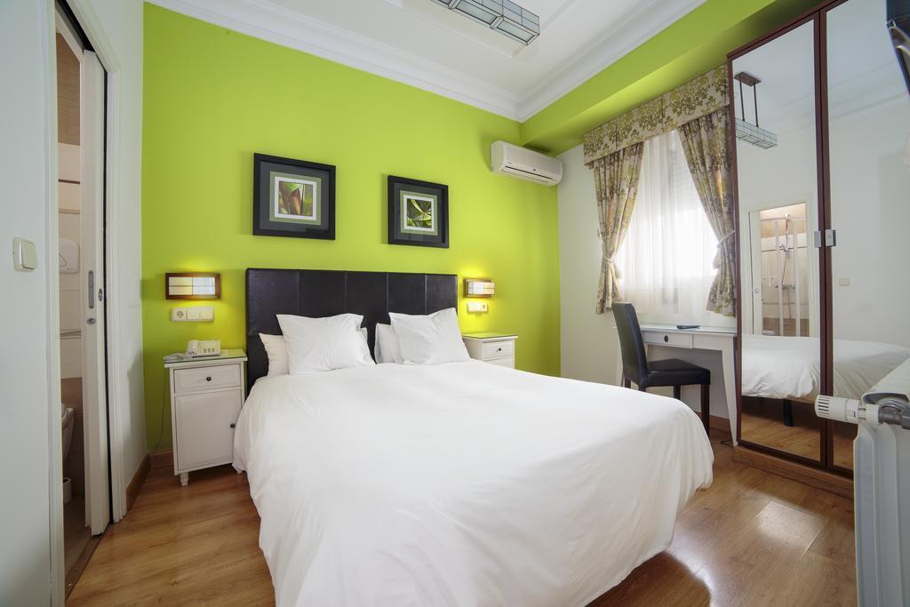 Hostal Adria Santa Ana Madrid Extérieur photo
