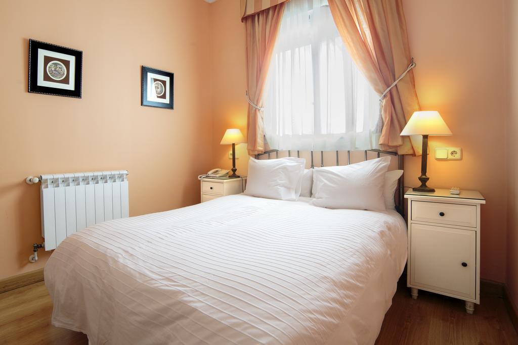 Hostal Adria Santa Ana Madrid Extérieur photo